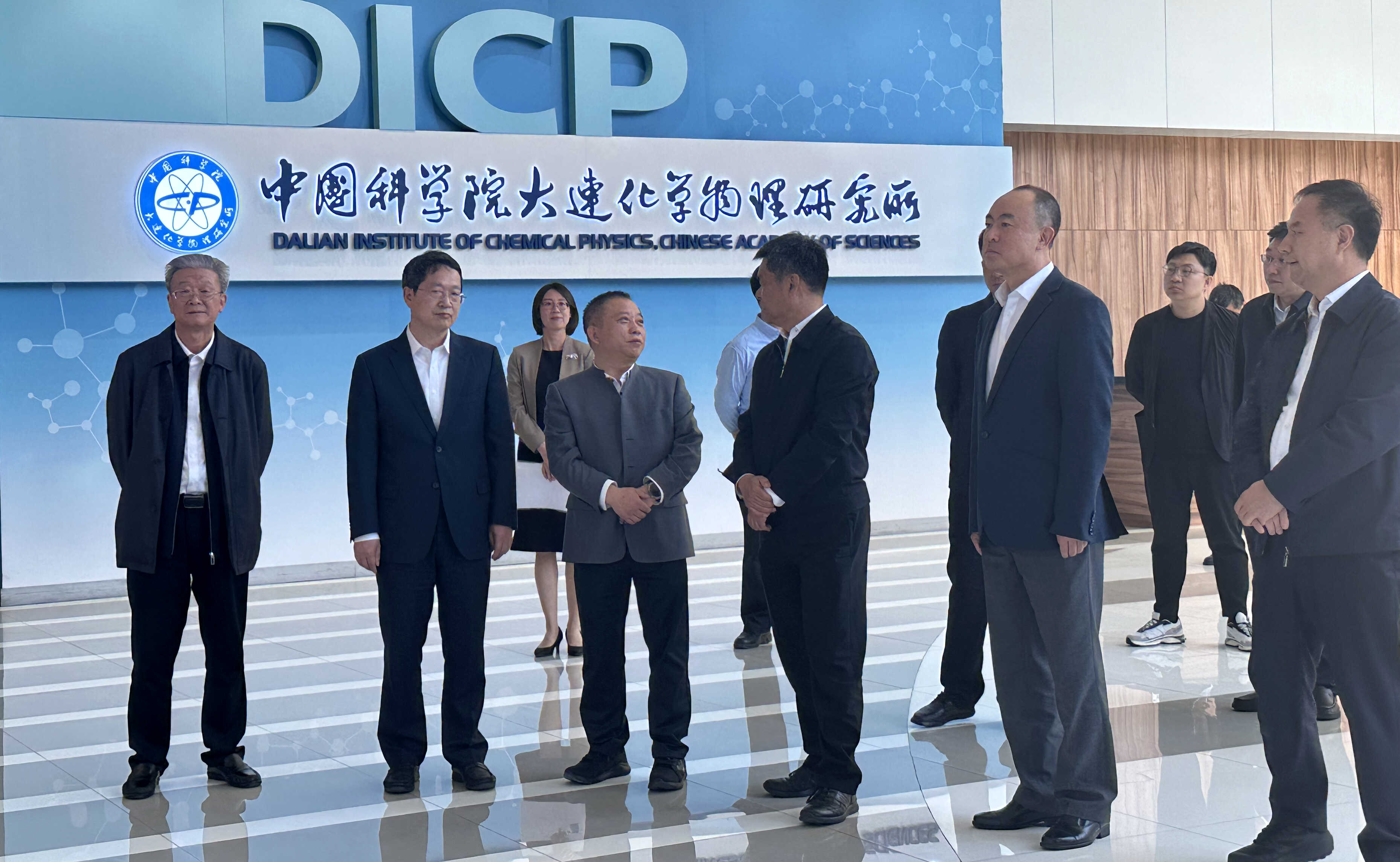 人力资源和社会保障部党组成员、副部长吴秀章来大连化物所调研